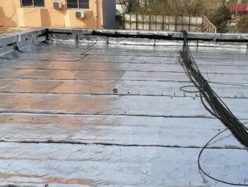 青岛卫生间漏水维修公司分享下青岛屋面楼顶防水刚性防水层施工要点。